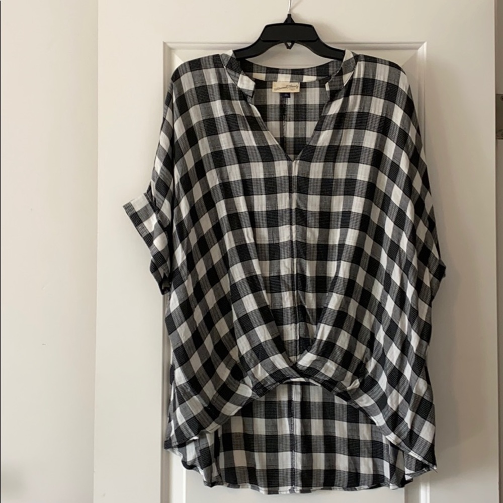 Universal Thread black and white top
